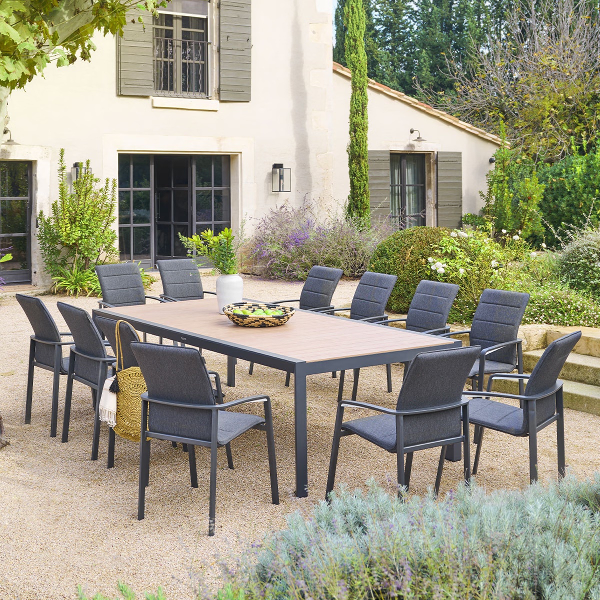 garden table evasion honey graphite   12 diese chairs