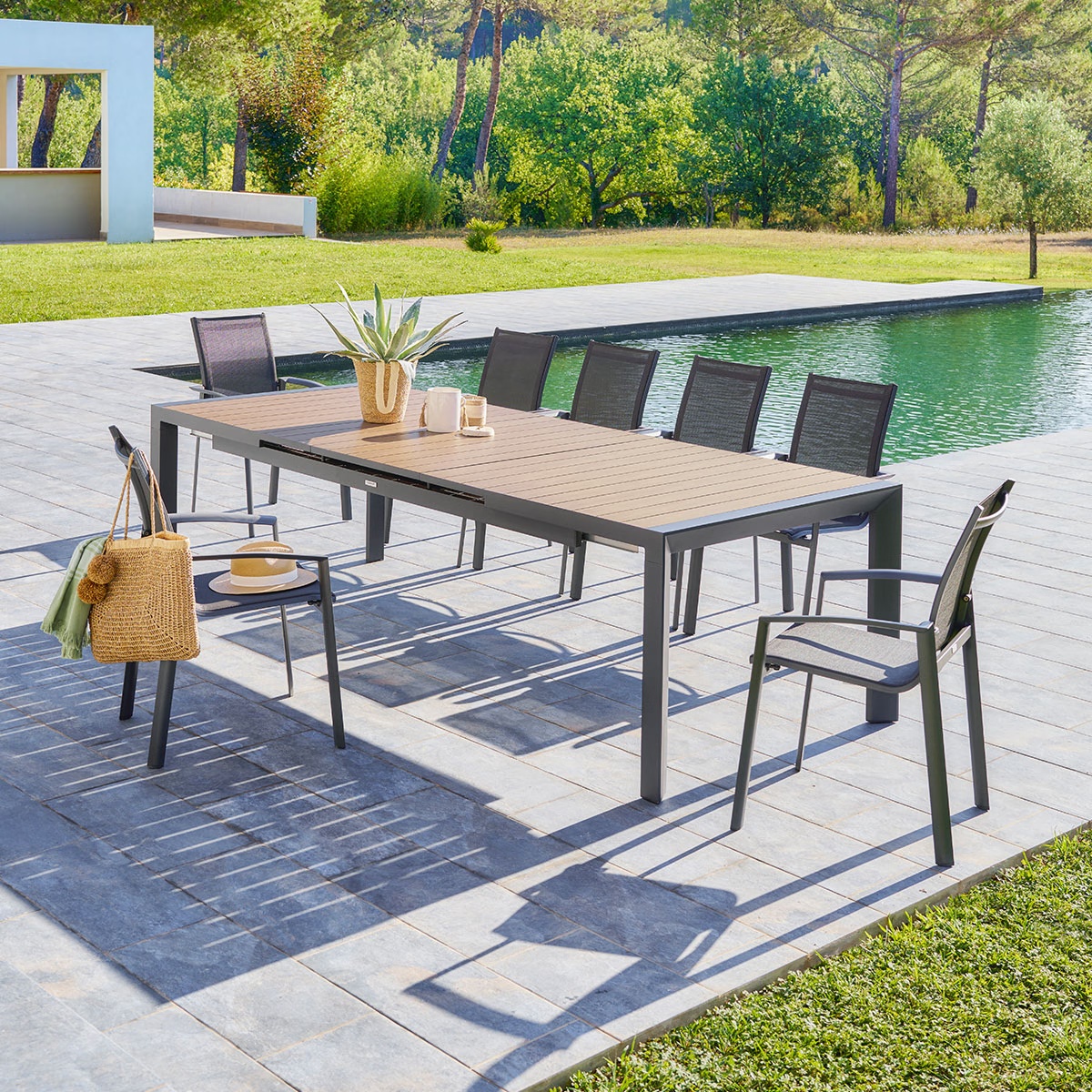 extendable garden table evasion graphite honey   10 stackable axant chairs