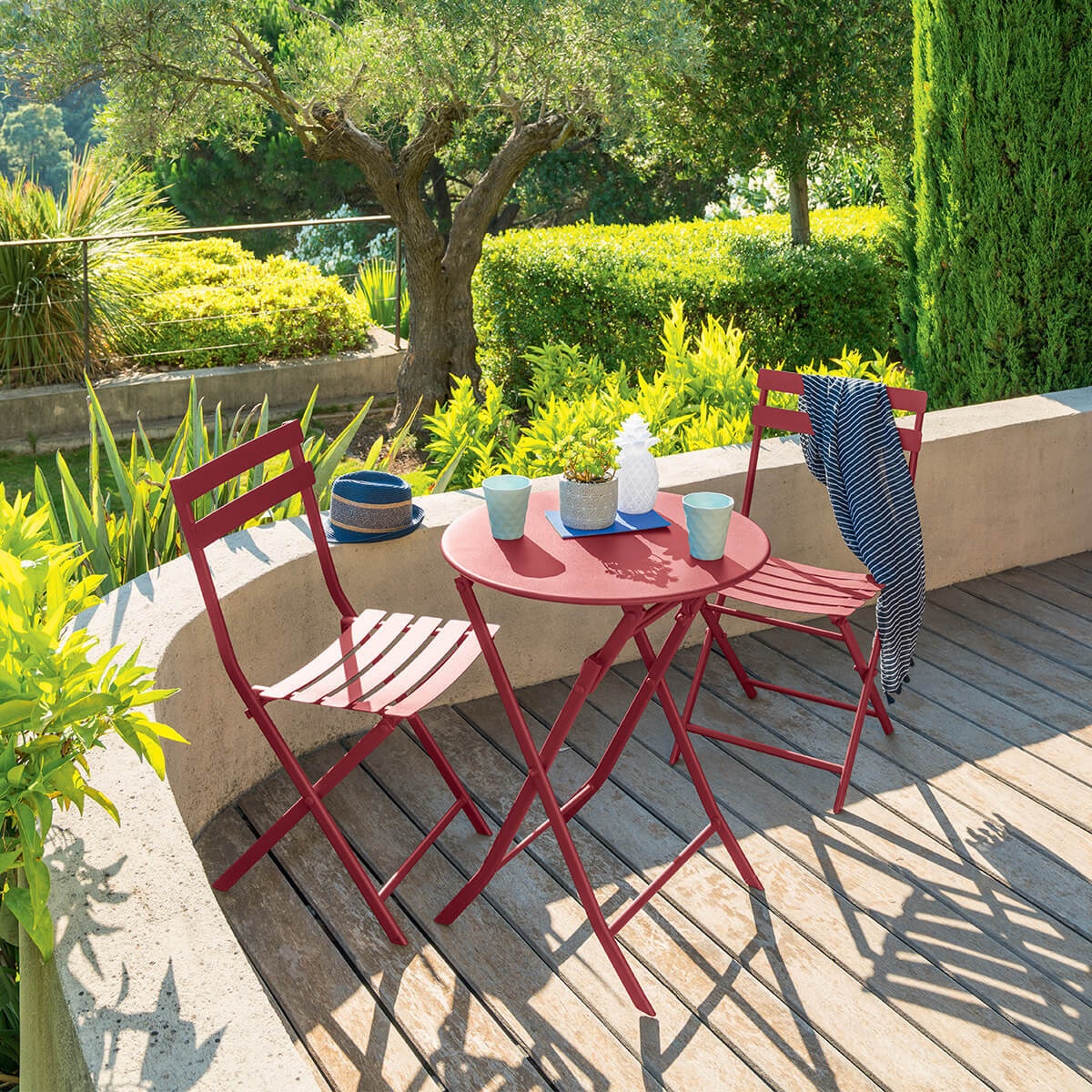 folding round garden table set   2 chairs greensboro pomegranate